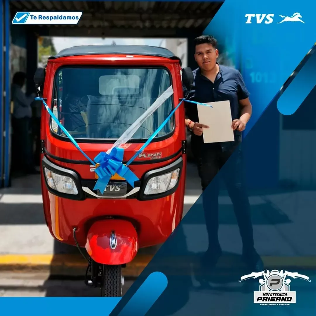 Cliente recibe su motocarro TVS rojo