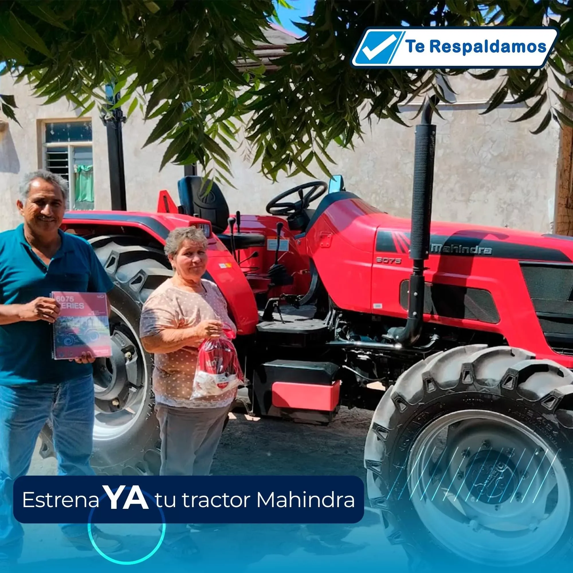Pareja recibe su tractor Mahindra